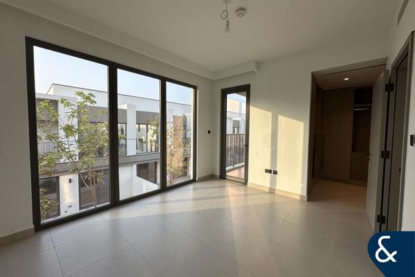UPGRADED | LARGE CORNER PLOT | SINGLE ROW